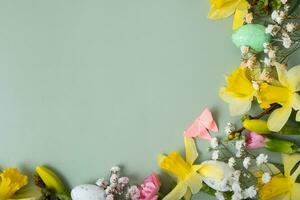 primavera flores ans Pascua de Resurrección huevos frontera en verde antecedentes con Copiar espacio. Pascua de Resurrección saludo tarjeta modelo foto