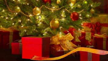 detener movimiento animación regalos y nuevo año árbol. contento nuevo año inscripción, congratulatorio vídeo tarjeta postal 4k video