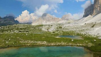 meren De volgende naar tre cime di lavaredo bergen, in de dolomieten, Italië. mooi en beroemd landschap voor wandelaars en bergbeklimmers. verbazingwekkend meren in de bergen. video