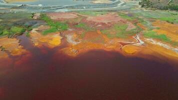 visão aérea drone da atividade de mineração. cenário do apocalipse. destruição da terra. perturbação da natureza. extraindo recursos naturais da terra para vender no mercado mundial. Desastre ecológico. video