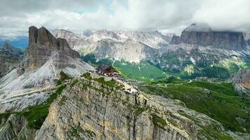 Antenne Aussicht von Hütte nuvolau, das älteste Berg Hütte Zuflucht im das Dolomiten, Italien. Wolken Abdeckung das Berge im das Hintergrund. schön Ziele zum Wanderer und Alpinisten. filmisch Schuss video