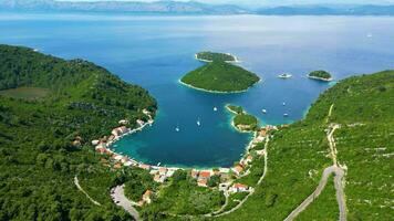 en bukt i mljet ö, kroatien. turist destination i de adriatisk hav. skön plats för sommar högtider och semestrar. båtar och yachter dockad i de bukt. video