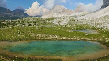 lagos siguiente a tre cime di lavaredo montañas, en el dolomitas, Italia. hermosa y famoso paisaje para caminantes y montañeros increíble lagos en el montañas. video