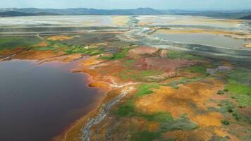 aéreo Visão do mineração atividade. apocalipse cenário. terra destruição. perturbação do natureza. extração natural Recursos a partir de a terra para vender em a mundo mercado. ecológico desastre. video