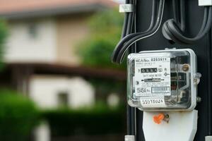 Medidor de potencia eléctrica para medir el costo de energía en el hogar y la oficina. foto