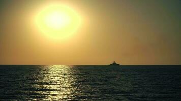 Embarcacion y puesta de sol terminado el mar video