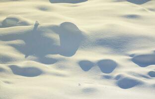 fragmento de la carretera, cubierto con una gruesa capa de nieve. la textura de la cubierta de nieve brillante foto