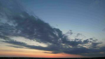 hög vinkel antal fot av underbar moln och färger av himmel under solnedgång över England Storbritannien video