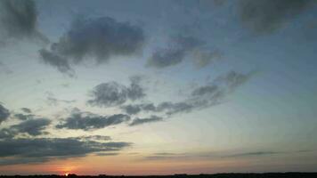 Alto ângulo cenas do linda nuvens e cores do céu durante pôr do sol sobre Inglaterra Reino Unido video