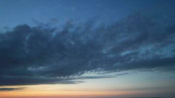 haute angle métrage de magnifique des nuages et couleurs de ciel pendant le coucher du soleil plus de Angleterre Royaume-Uni video