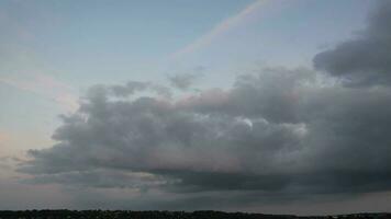 hög vinkel antal fot av underbar moln och färger av himmel under solnedgång över England Storbritannien video