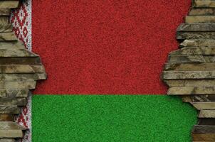 bielorrusia bandera representado en pintar colores en antiguo Roca pared de cerca. texturizado bandera en rock pared antecedentes foto