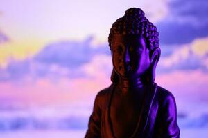 Buda purnima y vesak día concepto, Buda estatua con bajo llave ligero en contra hermosa y vistoso antecedentes. meditación foto