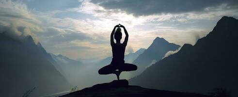 ai generado silueta de un mujer practicando yoga en el cumbre con montaña antecedentes. ai generado foto