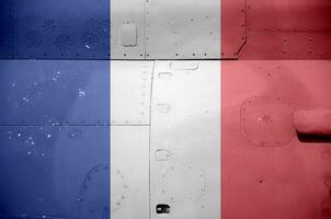 Francia bandera representado en lado parte de militar blindado helicóptero de cerca. Ejército efectivo aeronave conceptual antecedentes foto