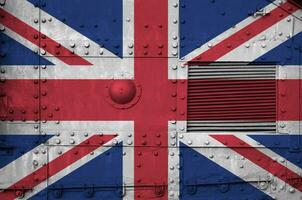 genial Bretaña bandera representado en lado parte de militar blindado tanque de cerca. Ejército efectivo conceptual antecedentes foto