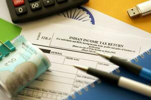 indio ingresos impuesto regreso blanco formar con bolígrafo y indio rupias cuentas foto