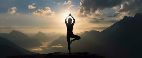 ai generado silueta de un mujer practicando yoga en el cumbre con montaña antecedentes. ai generado foto