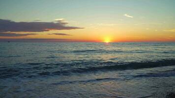 tramonto sulla spiaggia del mare video