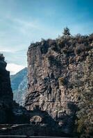 sant miquel del fai benedictino montaña monasterio. monasterio Entrada conjunto en acantilados, Cataluña. foto