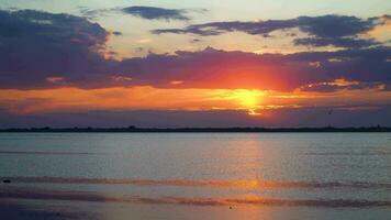 mooi zonsondergang over- de meer video