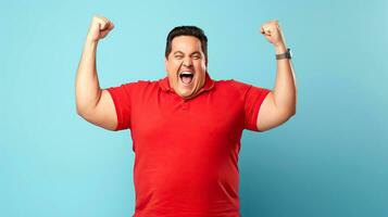 ai generado retrato de un contento grasa hombre en un rojo camiseta celebrando un victoria en un azul antecedentes. foto