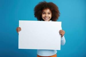 ai generado linda pequeño niña participación blanco blanco sábana de papel en su manos foto