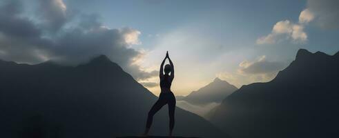 ai generado silueta de un mujer practicando yoga en el cumbre con montaña antecedentes. ai generado foto