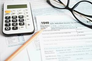 formulario de impuestos 1040 us declaración de impuestos sobre la renta individual, concepto de finanzas comerciales. foto