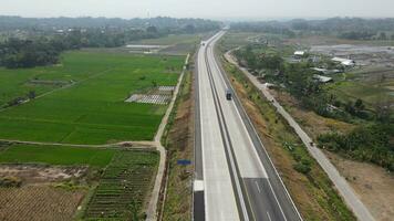 antenne visie van tol weg dat omringd door natuur in boyolali, Java , Indonesië video