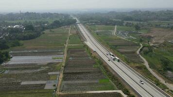 timelapse van antenne visie van tol weg dat omringd door natuur in boyolali, Java , Indonesië video