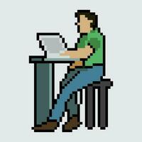 píxel Arte hombre sentado a escritorio con ordenador portátil vector