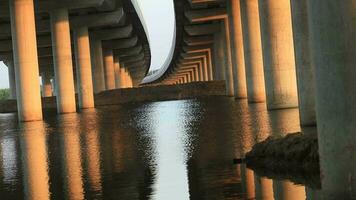 via Expressa ponte projetado de construção e Civil engenheiros para viagem e transporte com moderno tecnologia dentro construção é uma simples construção em uma lago dentro tailândia. video