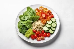 ai generado ensalada con quinua, espinaca, brócoli, Tomates, pepinos y zanahorias. ai generado foto