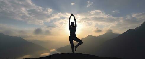 ai generado silueta de un mujer practicando yoga en el cumbre con montaña antecedentes. ai generado foto