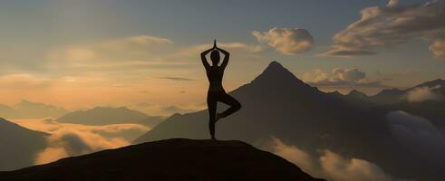 ai generado silueta de un mujer practicando yoga en el cumbre con montaña antecedentes. ai generado foto