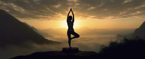 ai generado silueta de un mujer practicando yoga en el cumbre con montaña antecedentes. ai generado foto