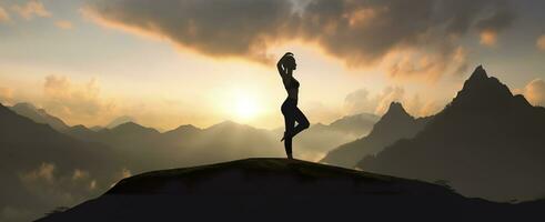 ai generado silueta de un mujer practicando yoga en el cumbre con montaña antecedentes. ai generado foto