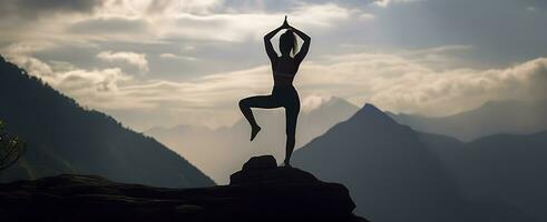 ai generado silueta de un mujer practicando yoga en el cumbre con montaña antecedentes. ai generado foto