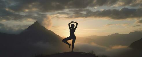 ai generado silueta de un mujer practicando yoga en el cumbre con montaña antecedentes. ai generado foto