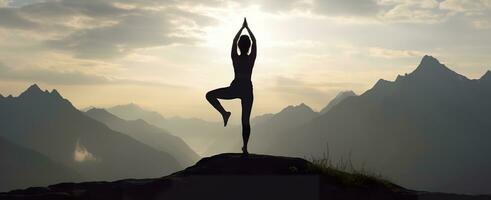 ai generado silueta de un mujer practicando yoga en el cumbre con montaña antecedentes. ai generado foto