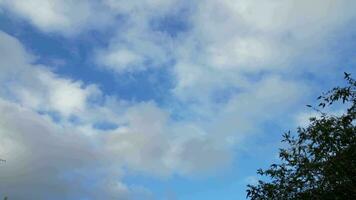maggior parte bellissimo nuvole e cielo al di sopra di Inghilterra UK video