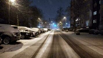 schneebedeckt Winter Nacht auf Abend Stadt Straßen mit Frost und gefroren Schnee schafft rutschig Straßen mit gefährlich gefroren Eis nach Schneesturm oder Schneesturm mit gefährlich Straßen zum Pendler Winter Nacht video