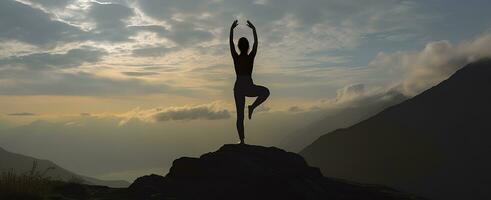 ai generado silueta de un mujer practicando yoga en el cumbre con montaña antecedentes. ai generado foto