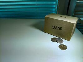 un caja de ahorros y monedas apilado en un mesa, para antecedentes propósito foto