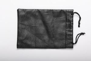 negro cuero bolsa aislado en blanco antecedentes foto