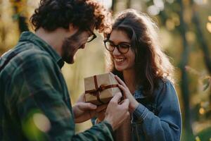 ai generado retrato de contento amoroso pareja, sonriente hombre sorpresas su Novia con presente al aire libre foto