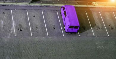 azul camioneta es en pie en estacionamiento foto