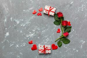 Heart made of rose, git box, heart and blank greeting card mockup on Colored background. Top view, flat lay, copy space Holiday, Mothers Day, birthday concept photo