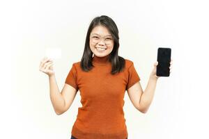 participación blanco banco tarjeta y teléfono inteligente con blanco pantalla de hermosa asiático mujer aislado en blanco foto